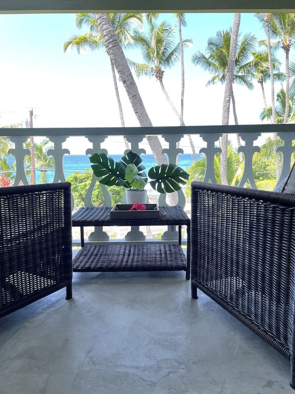 Ocean Fronting Balcony!