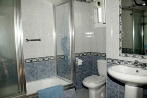 Armatur, Sinken, Spiegel, Eigentum, Zapfhahn, Bad Sink, Badezimmer, Pflanze, Badewanne, Dusche