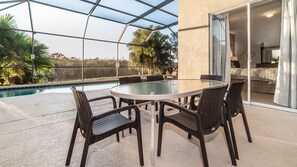 Beautiful 5 bed 3.5 bath villa located in Windsor Palms Resort