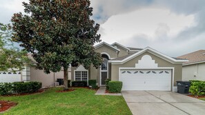 Beautiful 5 bed 3.5 bath villa located in Windsor Palms Resort