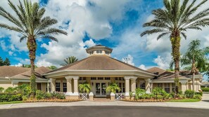Beautiful 5 bed 3.5 bath villa located in Windsor Palms Resort