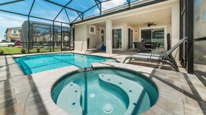Beautiful 6 bed 4 bath villa located in Solara Resort