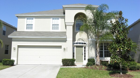 Beautiful 6 bed 4 bath villa located in Windsor Hills Resort