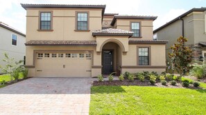 Beautiful 8 bed 5 bath villa located in Champions Gate Resort