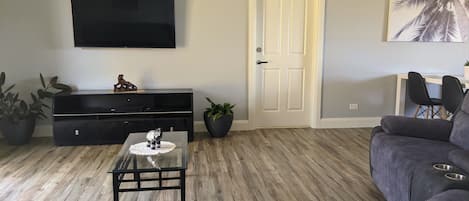 Lounge room with TV & DVD Player. Free Netflix.
