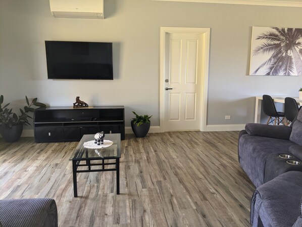 Lounge room with TV & DVD Player. Free Netflix.
