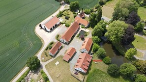 Wirtschaftshof mit Ferienwohnung im Speicher (roter Pfeil)