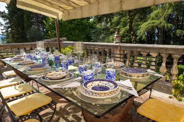 Outdoor dining
