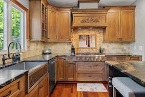 Chef’s love the kitchen that features high-end appliances and ample prep space.