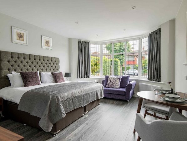 Super-king/Twin bedroom