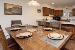 SWP Hi Country Haus 2115 dining area