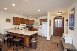 SWP Hi Country Haus 2115 kitchen and breakfast bar
