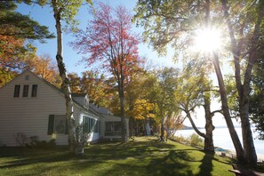 The main lodge and yard at the Jolli-Lodge Resort