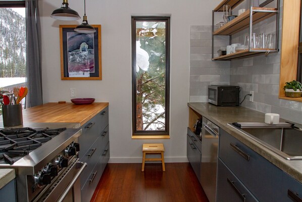 Gormet, fully furnished kitchen makes vacation cooking a pleasure.