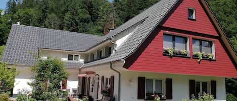 Außenseite Ferienhaus [Sommer]