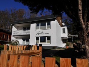 Das Ferienhaus Huck Am Butterberg. Die Ferienwohnung Pios Lucht**** liegt in der ersten Etage und hat 2 Etagen. Vom Garten geht es direkt auf den Butterberg und in die Natur.