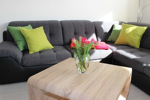 XXL-Sofa im Wohnzimmer.