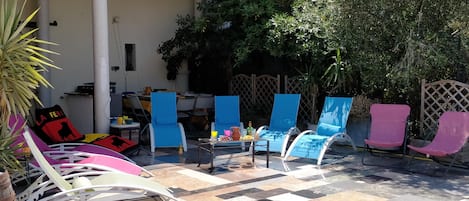 la terrasse en rez de jardin, pour buller et prendre ses repas, à l'ombre