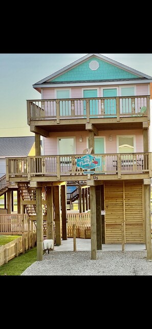 Cozy Cottage on the beach side of Bluewater Hwy. Beach views from both decks.
