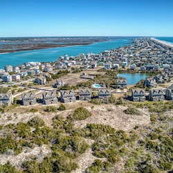 Sound on the left, ocean on the right. House is equally close to both accesses.