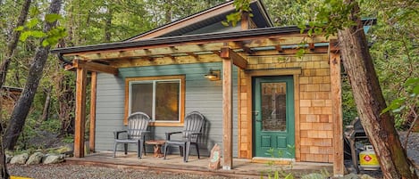 Cottage in the woods with private porch