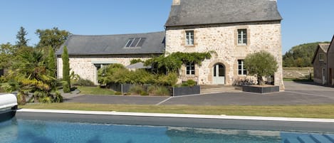 La piscine couloir de nage 3X10 m située dans le jardin du Manoir de la Nogrie 