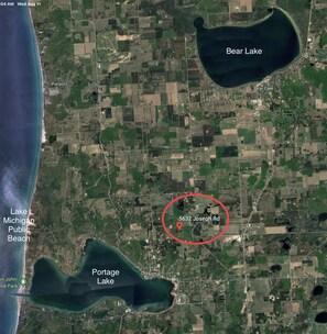 Cabin location: 5-10 min to Lake Michigan beaches, Portage Lake & Bear Lake