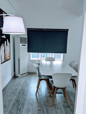 Dining area and air conditioner