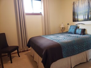 Very cozy , Comfortable  Queensize Room & Bed. Large mirrored Closet.