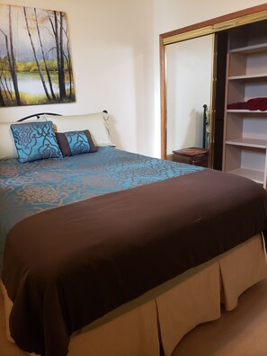 Extremely plush& Comfortable  Queen bedroom with mirrored closet!

