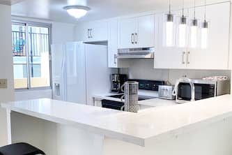 Stunning! Diamond Head Oceanfront Lanai Condo - Sleeps 5