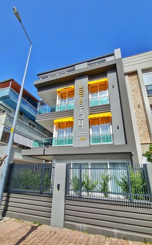Vista frontal de la propiedad