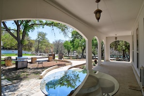 Casa Main - Kitchen Side Patio