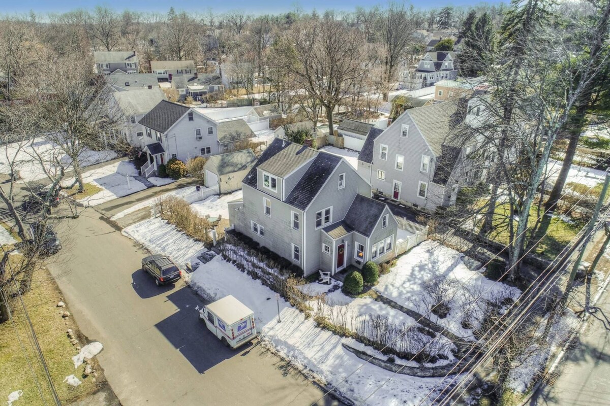 Perfect Home Away from Home – Close to restaurants, local beaches, theaters, sleeps 7, Strong WIFI