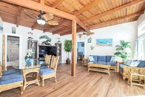 Living room/dining room