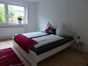 Schlafzimmer 1