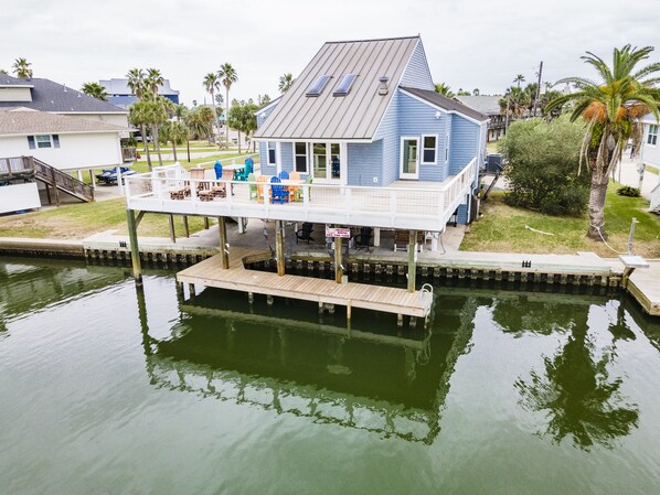 Beautiful spacious home in Jamaica Beach on main canal.