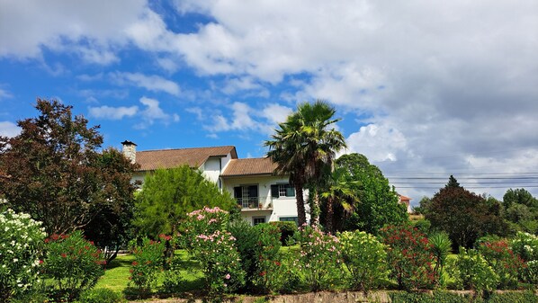  Vivenda com jardim exterior.