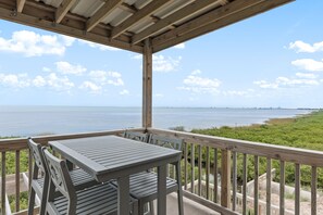 Beautiful ocean and SPI views from the second floor balcony.