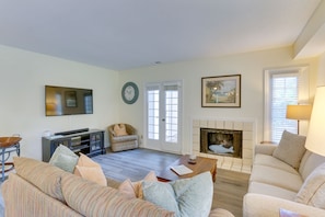 Living Area | Decorative Fireplace | Free WiFi | Central Heat & AC