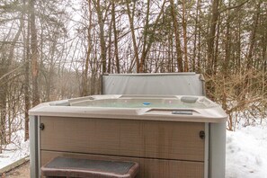 Be sure to warm up and relax in the NEW! hot tub after a long day of skiing, outdoor activities, golf, or if you're just seeking a moment of zen.