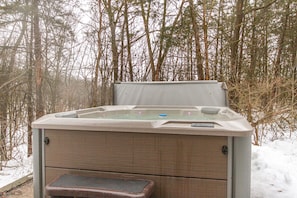 Be sure to warm up and relax in the NEW! hot tub after a long day of skiing, outdoor activities, golf, or if you're just seeking a moment of zen.