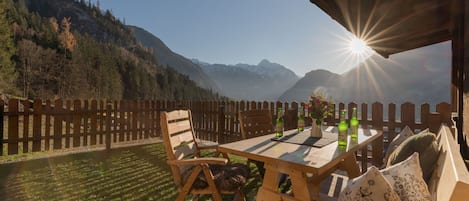 Terrasse/Garten mit Ausblick Richtung Mayrhofen