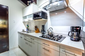 Fully equipped kitchen of the apartment in Noord Aruba - Availability of all kitchen accessories - Large amount of storage - Sufficient space to work according to your ease - Excellent bright space of apartment - Availability of high chairs