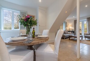 1 Church Cottages: Ground floor dining area with seating for four guests