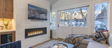 1.02-telluride-oak-at-the-gondola-living-room-fireplace