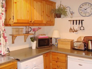 Bridies Cottage, Holiday Cottage with Sea Views Available on Inishnee Peninsula near Roundstone, Connemara, County Galway