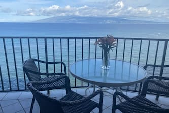 Direct Oceanfront, unobstructed ocean view top floor penthouse quiet & private.