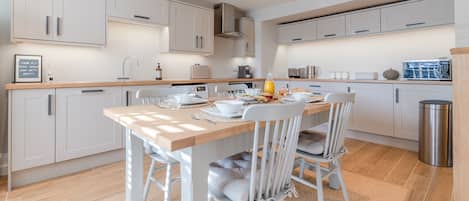 Open plan kitchen with dining area, Little Elms, Bolthole Retreats