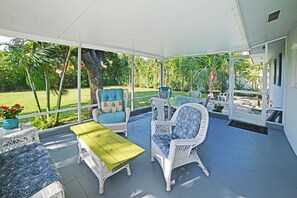 Dream on. Coffee? Cocktails? Chilling out?
Office work? Patio's perfect.